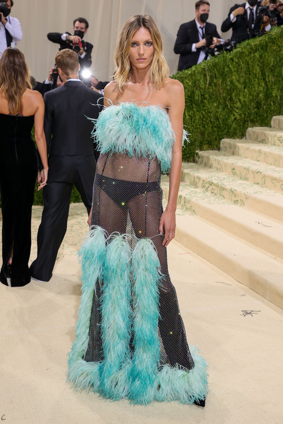 Gala MET 2021. Anja Rubik pokazuje bieliznę w kreacji Yves Saint Laurent