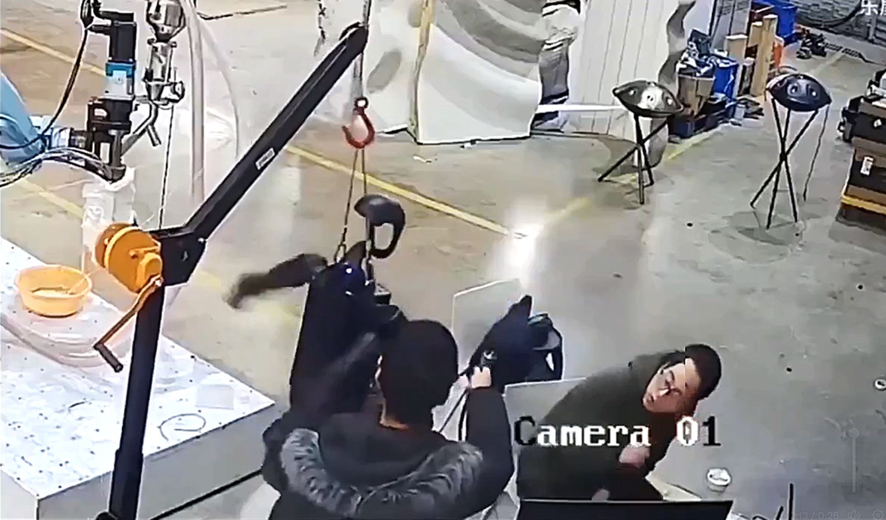 Robot w chińskiej fabryce zaatakował inżynierów (screenshoot)