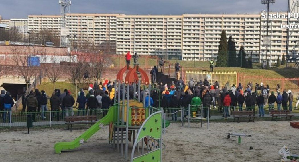 Jastrzębie Zdrój. Kibice protestowali przeciwko obostrzeniom pandemicznym.