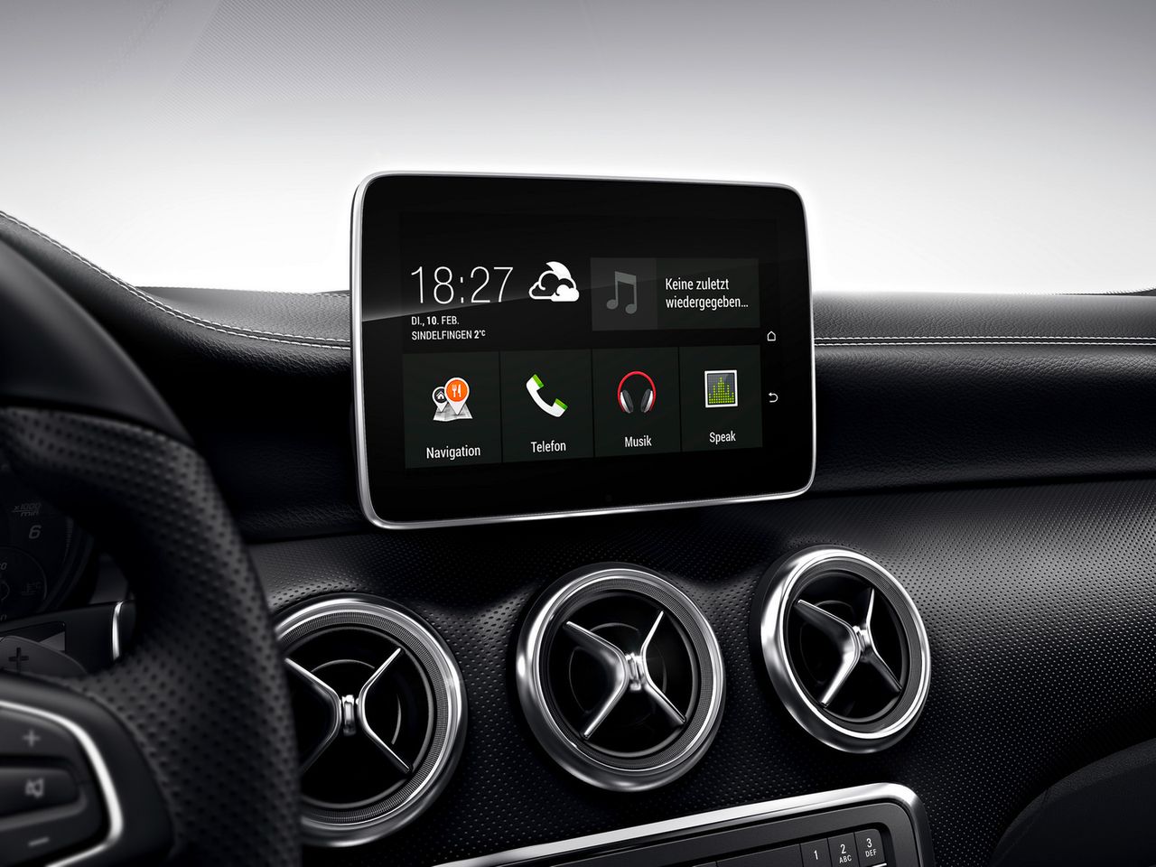 Odświeżony Mercedes-Benz Klasy A jest pierwszym autem tej marki, który oferuje na swoim pokładzie obsługę Apple CarPlay i MirrorLink. Miejmy nadzieję, że to oznacza łatwiejszą i bardziej intuicyjną obsługę niż do tej pory.