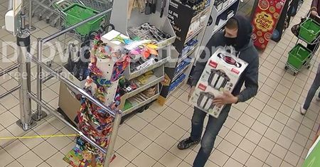 Wykorzystał nieuwagę pracowników sklepu i ukradł szybkowary o wartości 1500 zł