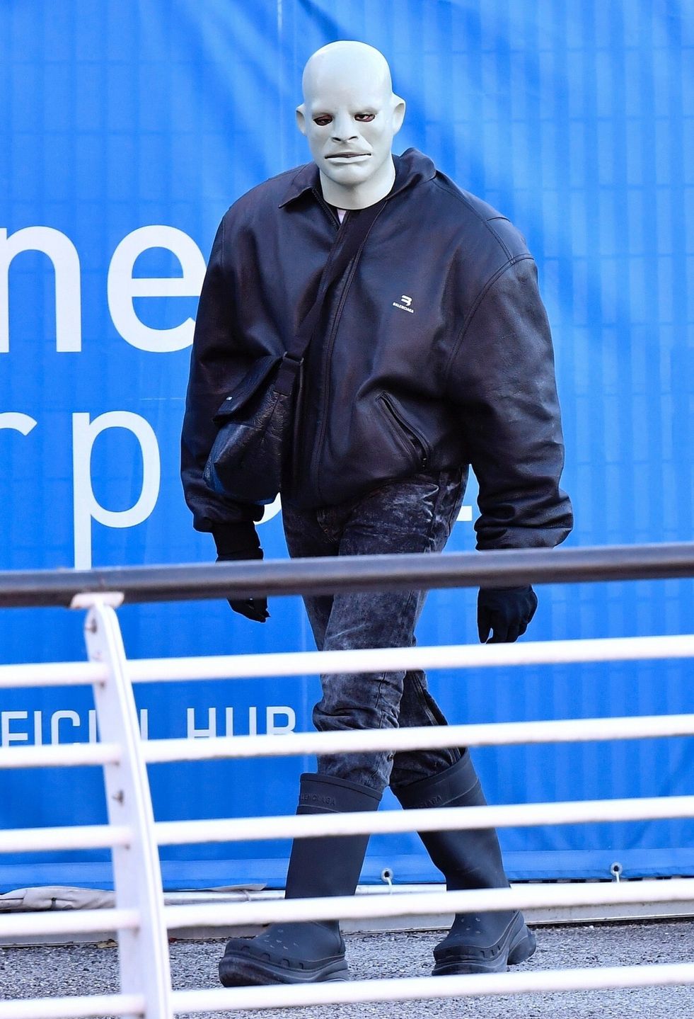 Kanye West w przerażającej masce na weneckim lotnisku 
