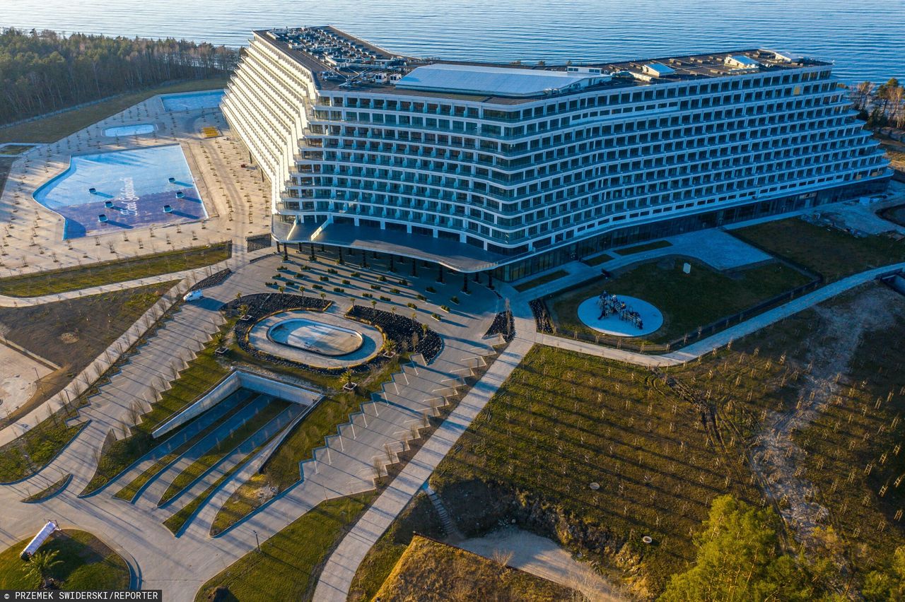 Coraz więcej ofert pracy. Kiedy otwarcie wielkiego hotelu w Pobierowie? Inwestor zabrał głos