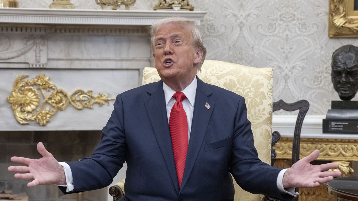 US President Donald Trump meets with El Salvador president in the Oval Office at the White House in Washington, DC, USA, 14 April 2025. President Bukele meets with President Trump as controversy continues over the Trump administration's transfer of more than 200 Venezuelan immigrants accused of gang activity and violent crimes to a prison in El Salvador. EPA/KEN CEDENO / POOL Dostawca: PAP/EPA.