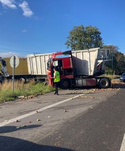 Tragiczny wypadek pod Lublinem. Zginął kierowca ciężarówki wiozącej jabłka