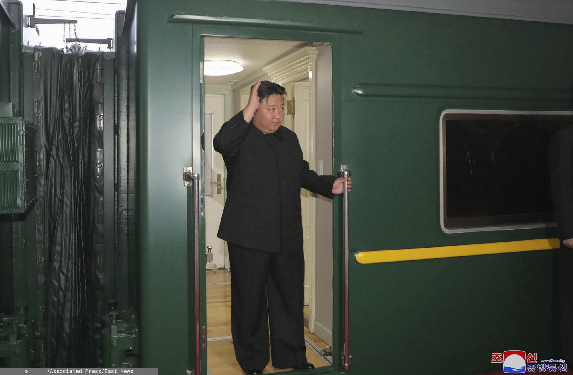Kim Dzong Un jedzie do Rosji poci?giem
This Sunday, Sept. 10, 2023, photo provided by the North Korean government, shows that North Korea leader Kim Jong Un waves from a train in Pyongyang, North Korea, as he leaves for Russia. Independent journalists were not given access to cover the event depicted in this image distributed by the North Korean government. The content of this image is as provided and cannot be independently verified. Korean language watermark on image as provided by source reads: "KCNA" which is the abbreviation for Korean Central News Agency. (Korean Central News Agency/Korea News Service via AP)
?????