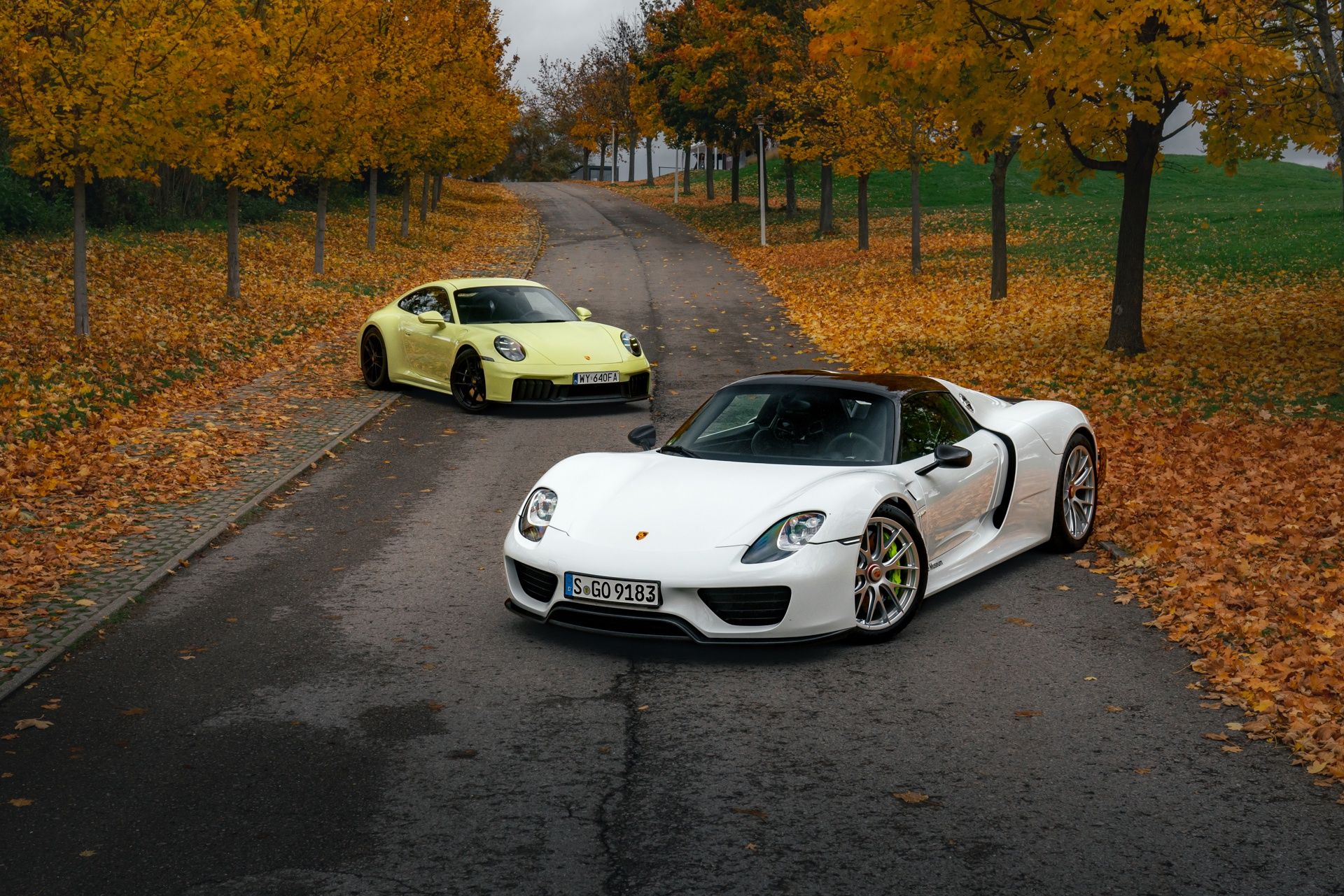 Porsche 918 Spyder vs Porsche 911 Carrera 4 GTS (2025)
