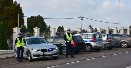 Uważajmy przy cmentarzach. Chodzi o coś więcej niż mandat