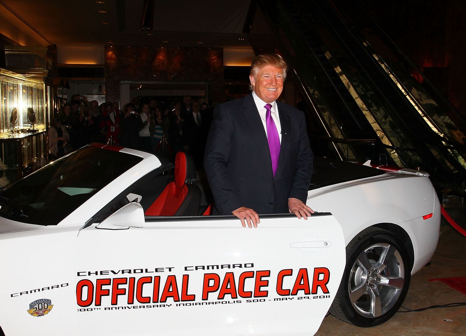 Donald Trump przy Chevrolecie Camaro