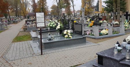 Wdowa nie wytrzymała. Kuria oddaje jej pieniądze za pogrzeb męża