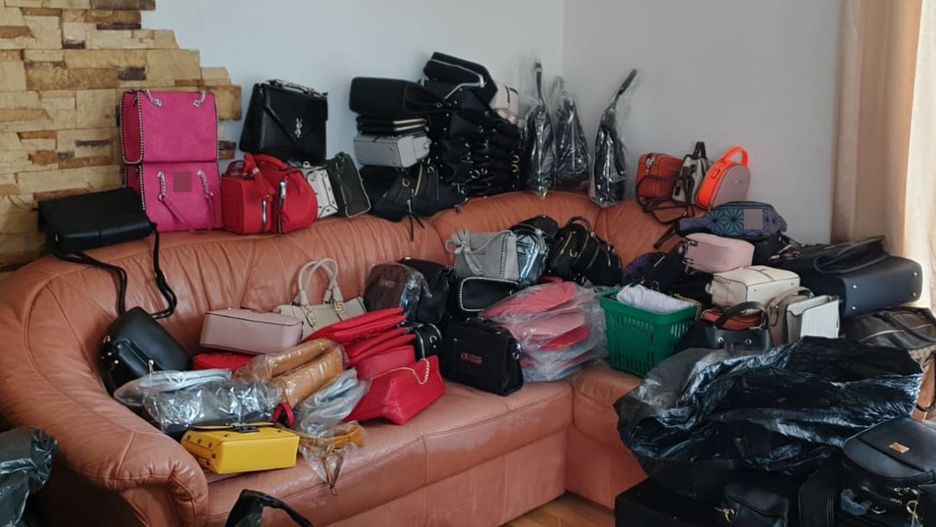 Warszawa. 40-latek sprzedawał luksusowe podróbki, usłyszał zarzuty