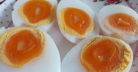 Jedni twierdzą, że zdrowe, inni, że podnoszą cholesterol. Jaka jest prawda?