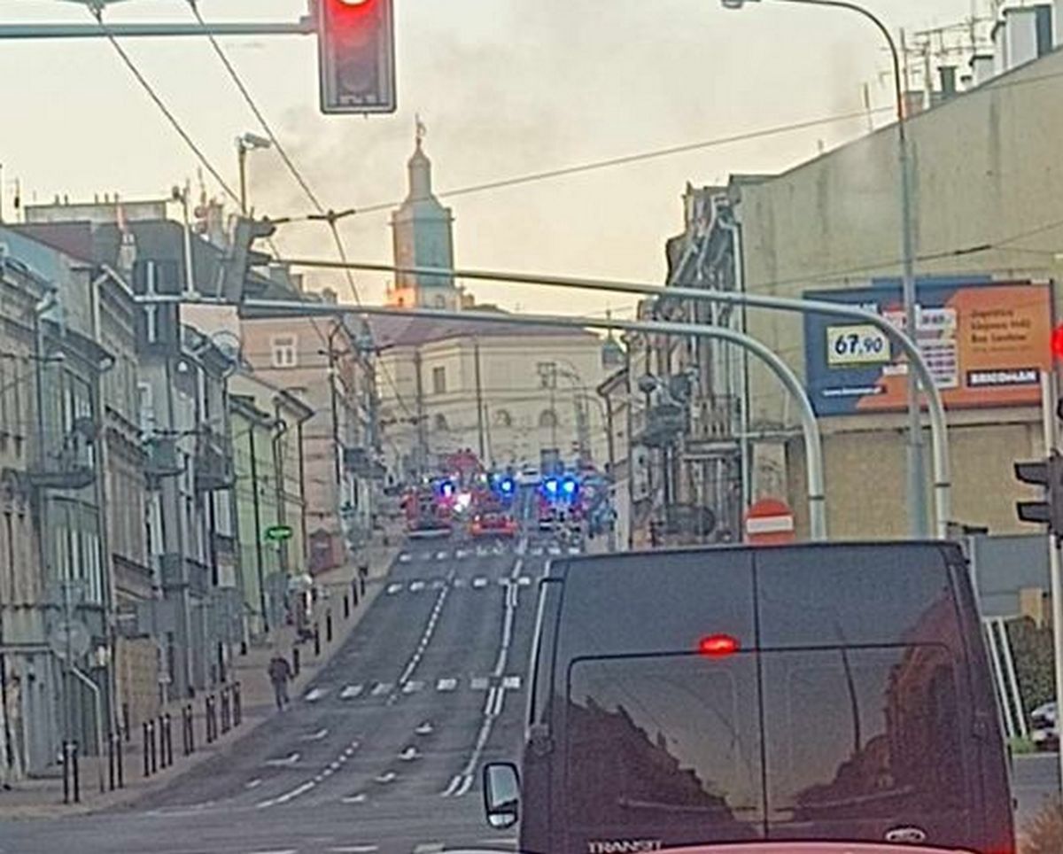 pożar, kamienica Pożar kamienicy w Lublinie. Na miejscu kilka zastępów straży pożarnej