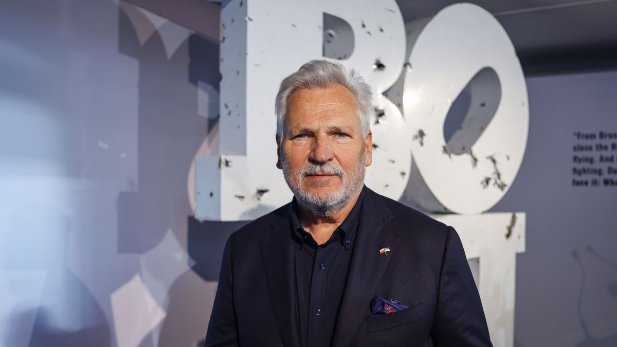 Davos, Szwajcaria, 21.01.2025. Prezydent RP Aleksander Kwaśniewski podczas otwarcia wystawy ?Your Country First ? Win With Us? w Domu Ukrainy w Davos, 21 bm. W Davos odbywa się Światowe Forum Ekonomiczne - spotkanie prezesów najbogatszych światowych korporacji, przywódców politycznych oraz wybranych intelektualistów i dziennikarzy. (mr) PAP/Albert Zawada