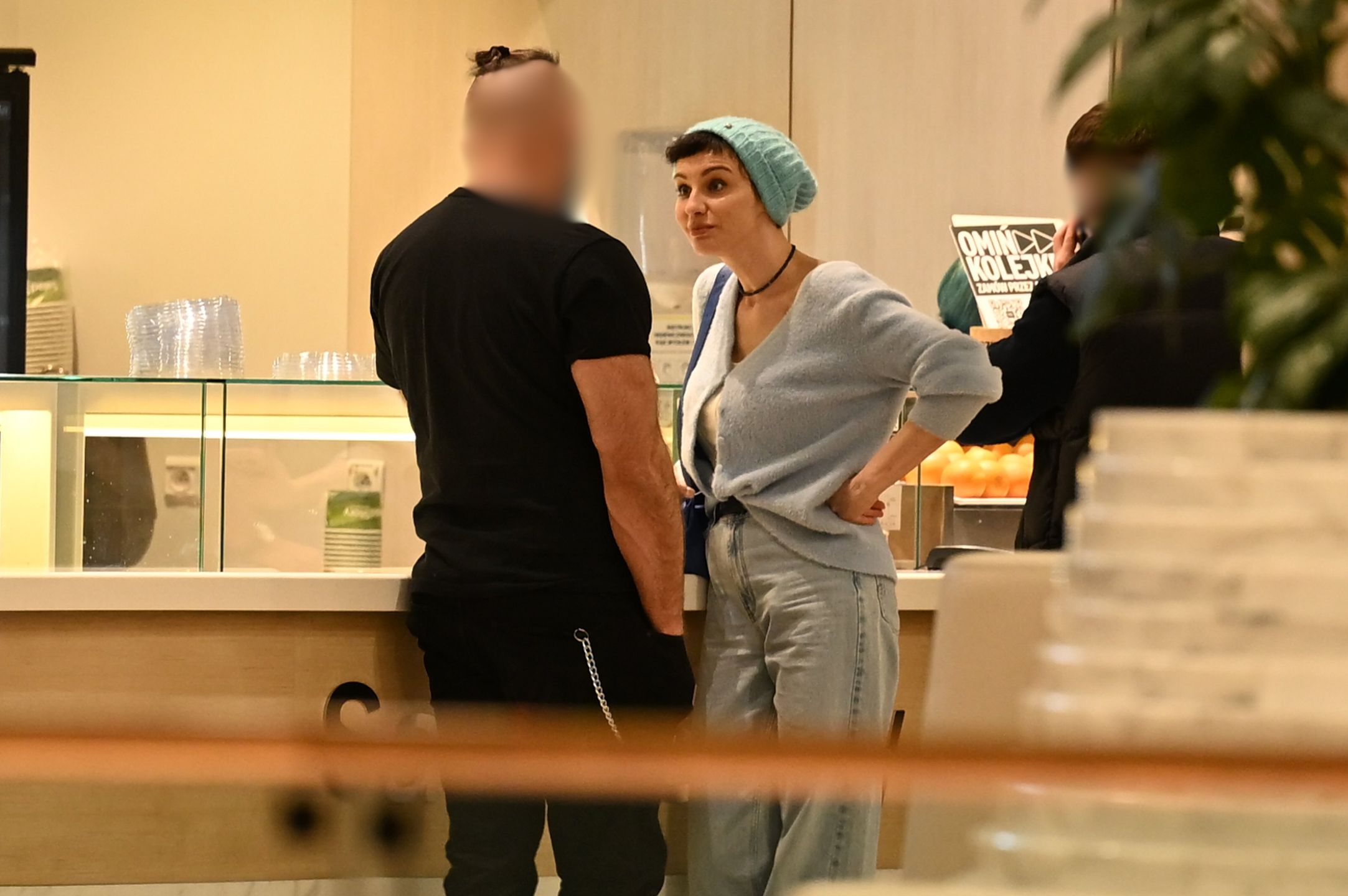 Maja Hirsch podczas wizyty w centrum handlowym