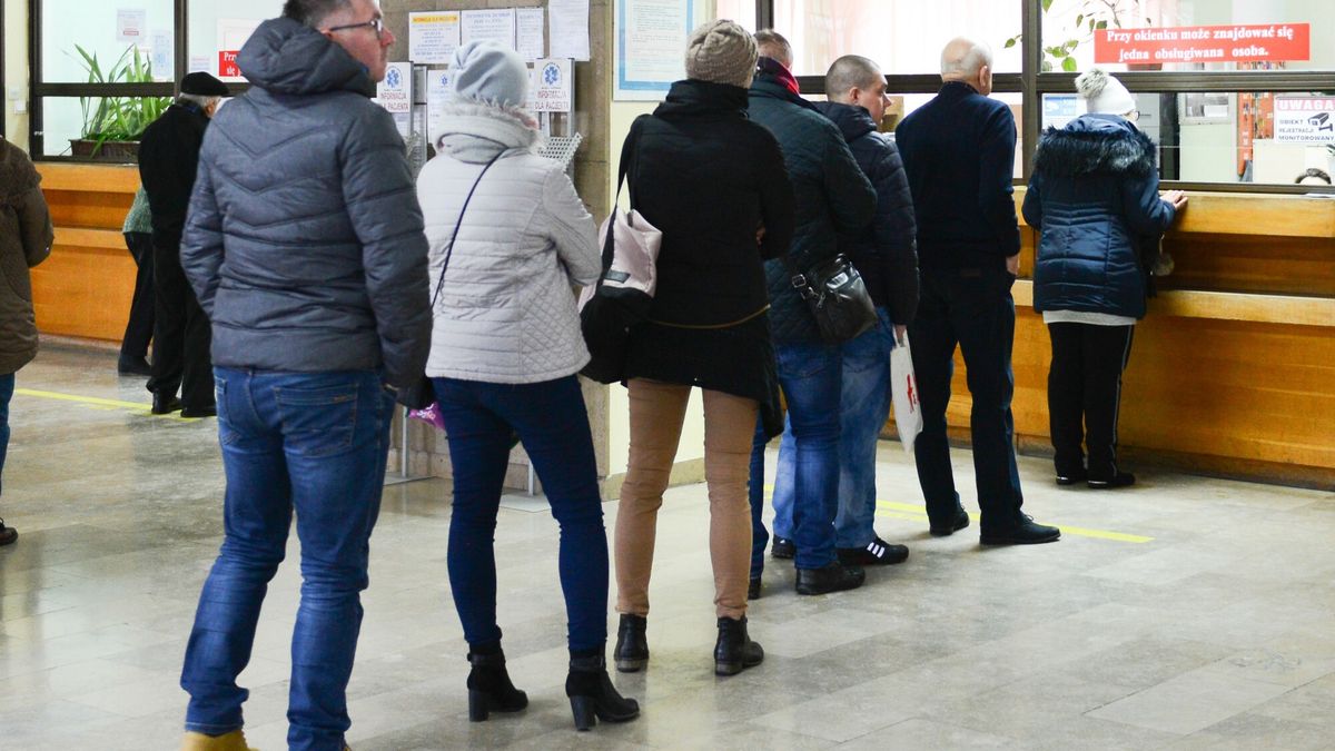 Kolejki w szpitalach
Fot. Adam Staskiewicz/East News. Belchatow Szpital Wojewodzki im.Jana Pawla II, 11.01.2019. Okres przeziebien i grypy w pelni. N/z kolejka pacjentow do rejestracji.
Adam Staskiewicz