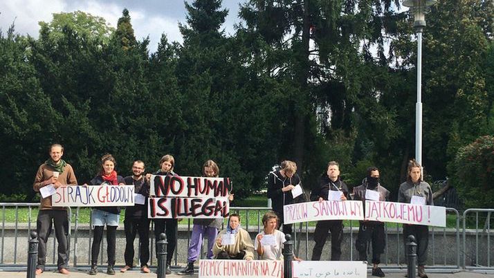Warszawa. Przed Sejmem protestuje kolektyw Wilczyce. Aktywiści, którzy  w spontaniczny sposób postanowili podjąć głodówkę, żądają udzielenia pomocy uchodźcom koczującym na granicy polsko-białoruskiej (Facebook)