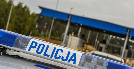 Kompletnie pijany szedł autostradą A2. Policjanci uratowali mu życie
