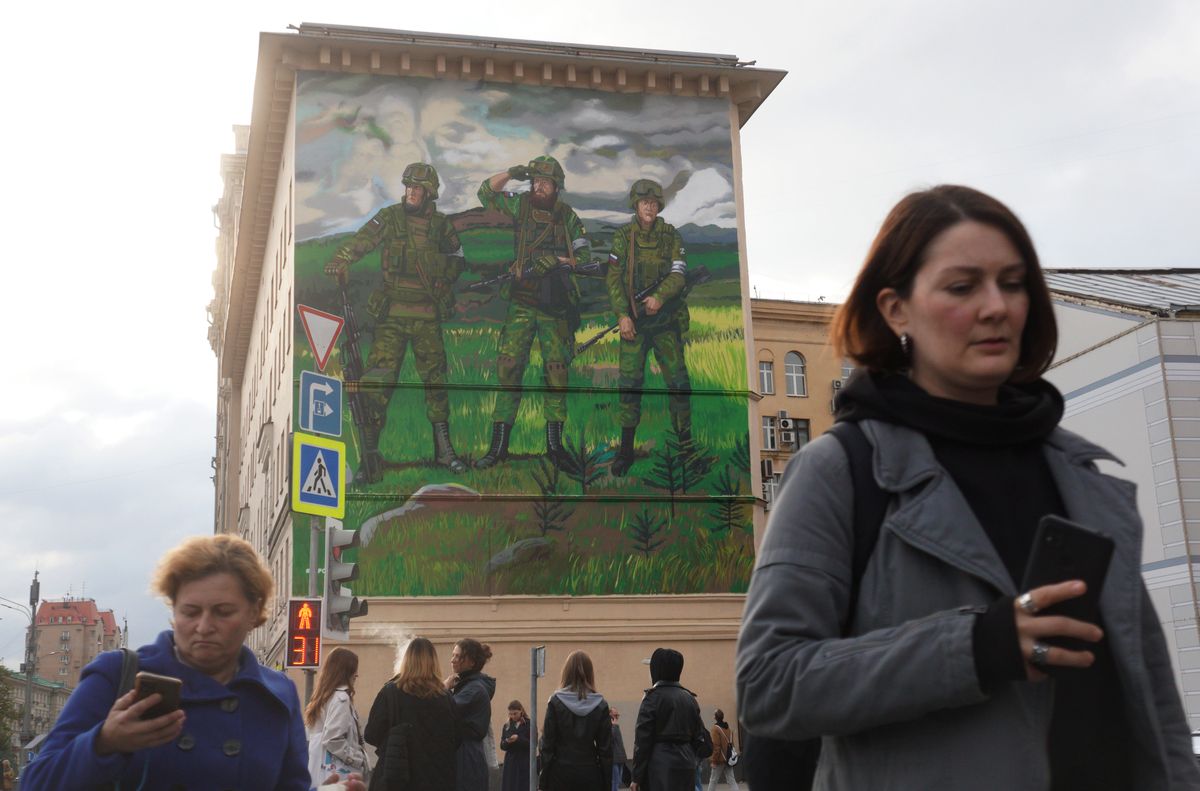 Powrót do ZSRR: inwigilacja, donosy, zakazy, propaganda i murale wojenne, jak ten w Moskwie 