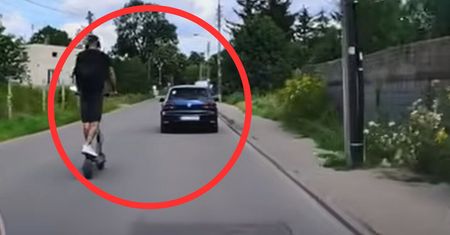 Wąska, kręta droga. Młodzieńcowi na hulajnodze to nie przeszkadzało