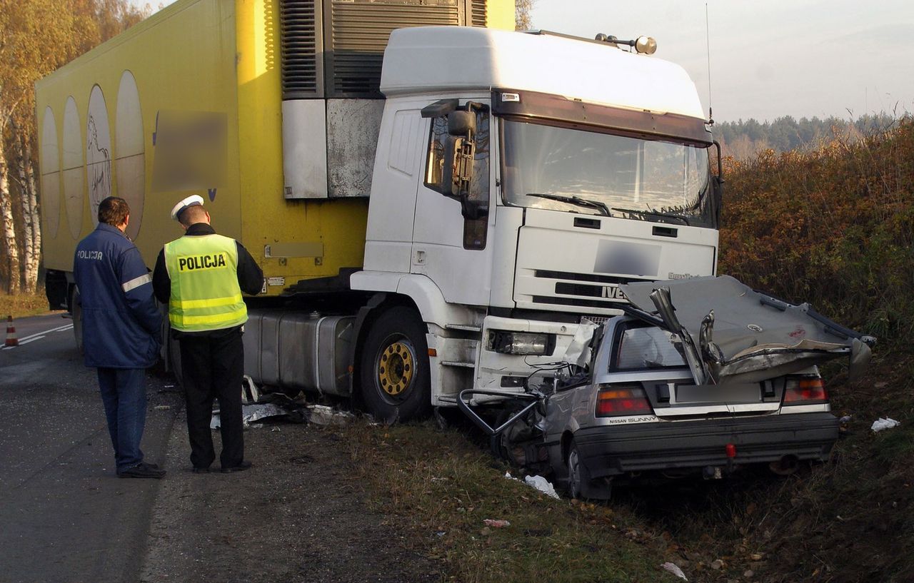 Wyprzedzanie często kończy się tragicznie. Można ułatwić ten trudny manewr lub jechać tak, by nikogo nie skłaniać do ryzykownych zachowań