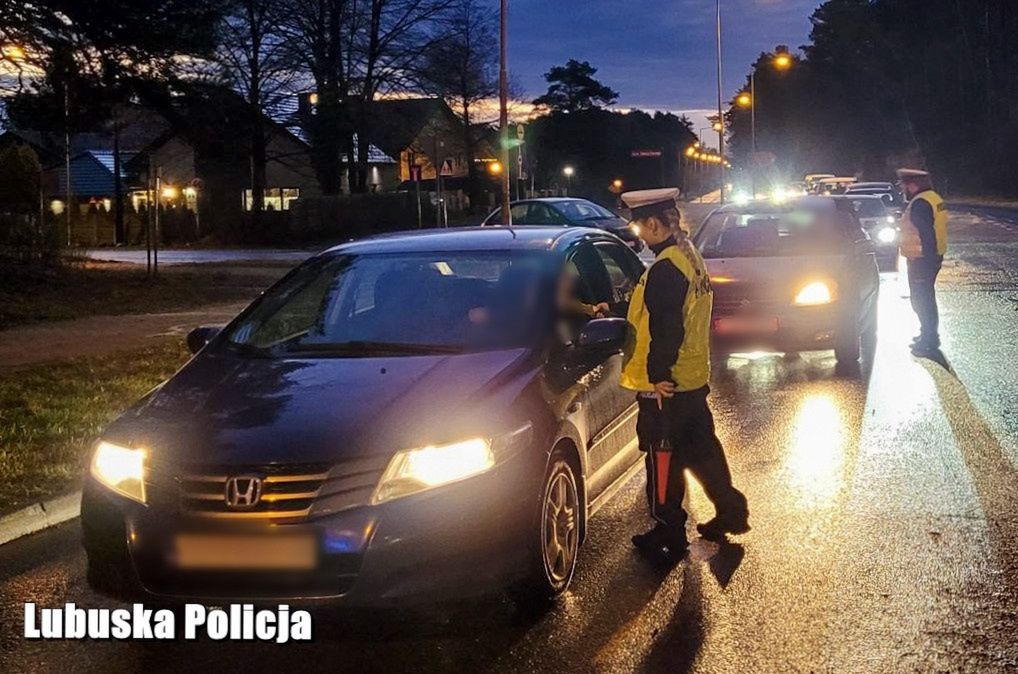 Kierowca zobaczył, jak jedzie. Policja odebrała kobiecie auto