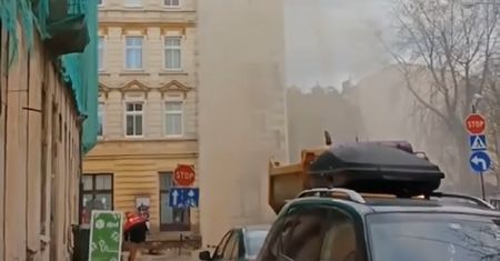Gejzer w Łodzi. Woda tryskała na wysokość kilkunastu metrów