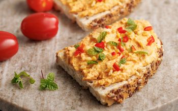 Wysokobiałkowa pasta z ciecierzycy w 5 minut. Znika szybciej niż wędlina
