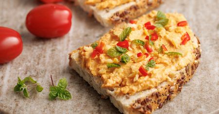 Wysokobiałkowa pasta z ciecierzycy w 5 minut. Znika szybciej niż wędlina
