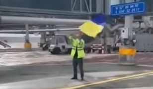 Powitał rosyjski samolot ukraińską flagą. Został zawieszony