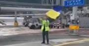 Powitał rosyjski samolot ukraińską flagą. Został zawieszony
