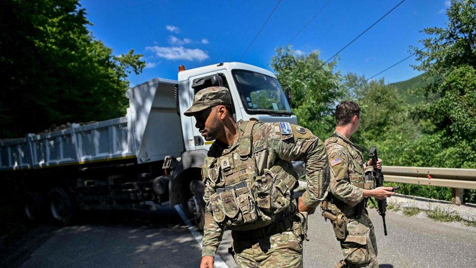 Si?y NATO w Kosowie
US NATO soldiers serving in Kosovo patrol next to a road barricade set up by ethnic Serbs near the town of Zubin Potok on August 1, 2022. - Serbs in North Kosovo removed barricades on August 1 that closed two crossings along the border with Serbia after authorities in Pristina postponed the implementation of new travel measures that sparked tensions. Trucks and barriers were being cleared from the roads, according to an AFP reporter, hours after a string of shootings and air raid sirens in northern Kosovo sent tensions soaring in the disputed territory home to both Serbs and ethnic Albanians. (Photo by Armend NIMANI / AFP)
ARMEND NIMANI