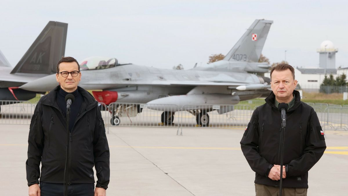 Morawiecki i Błaszczak z wizytą u lotników w Łasku