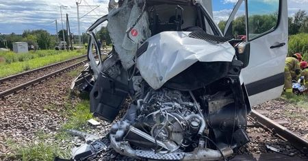 Wypadek na przejeździe w Dąbrowie Górniczej. Pociąg uderzył w samochód dostawczy