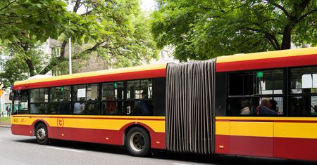 Kierowca zamknął 18-latkę. Krwawe sceny w autobusie w Warszawie