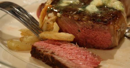 Opiekany rostbef wołowy T-bone (samo mięso, III klasa mięsa)