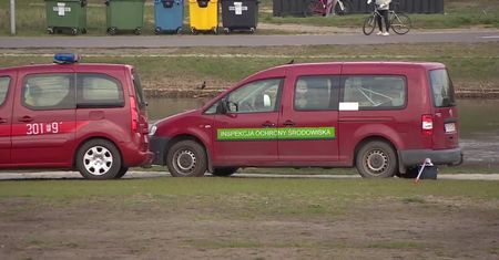 Biała substancja w Warcie w Poznaniu. Pobrano próbki do badań