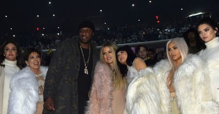 BLOND Kim z całą rodziną W FUTRACH na pokazie Kanye Westa! (ZDJĘCIA)