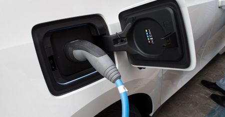 Sprawdzili jak bezpieczne są elektryczne auta. Co wyszło?