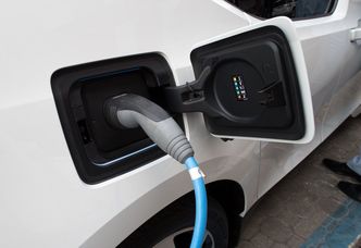 Państwo zachęci do kupna elektrycznych aut? Dopłaty, zerowy VAT i darmowe parkowanie