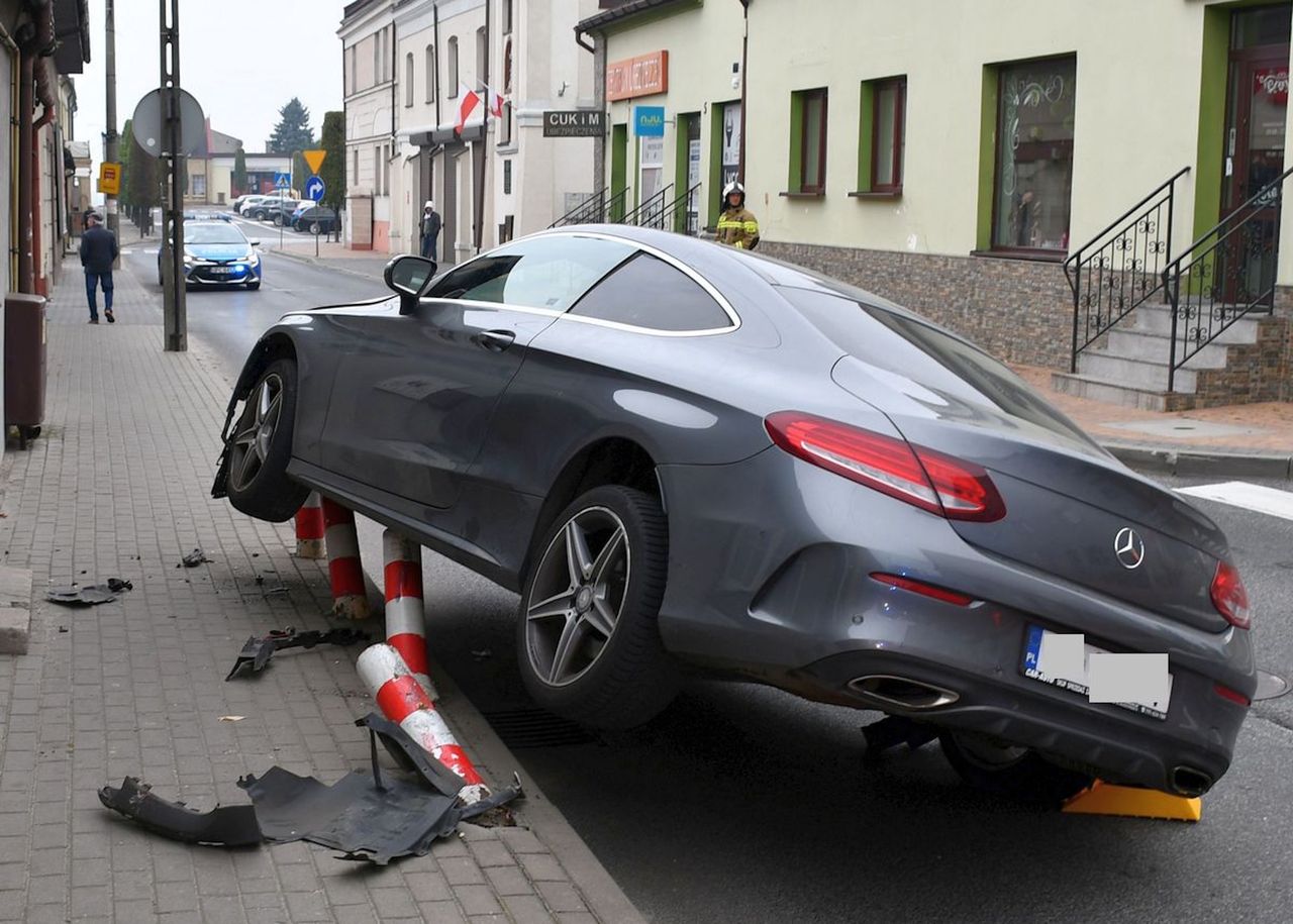 Rozbił Mercedesa i uciekł. Był pijany. Policja ujawnia wiek kierowcy