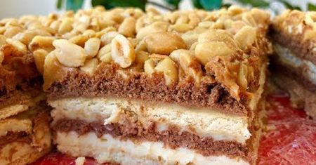 Przepis na ciasto snickers. Pyszny deser bez pieczenia