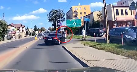 O krok od tragedii w Ciechanowie. Hulajnoga i samochód. Wszystko nagrała kamera