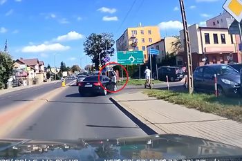 O krok od tragedii w Ciechanowie. Hulajnoga i samochód. Wszystko nagrała kamera