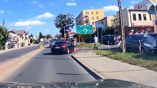 O krok od tragedii w Ciechanowie. Hulajnoga i samochód. Wszystko nagrała kamera