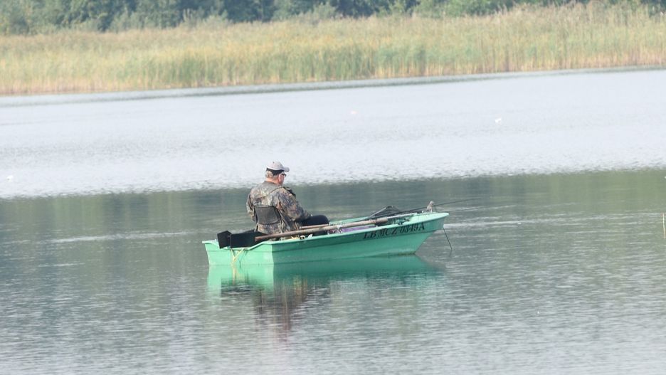 Szczególnie wiosną i latem przybywa wędkarzy łowiących na brzegu lub z łodzi. 