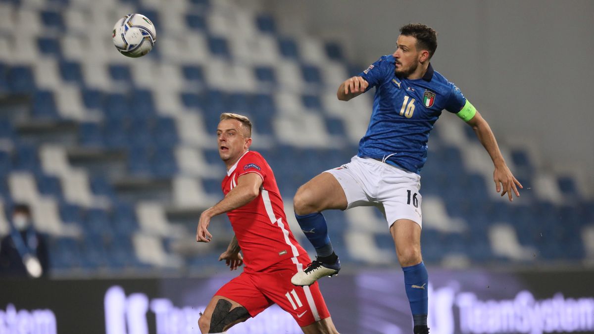 Włoch Alessandro Florenzi (z prawej) i Polak Kamil Grosicki (z lewej)