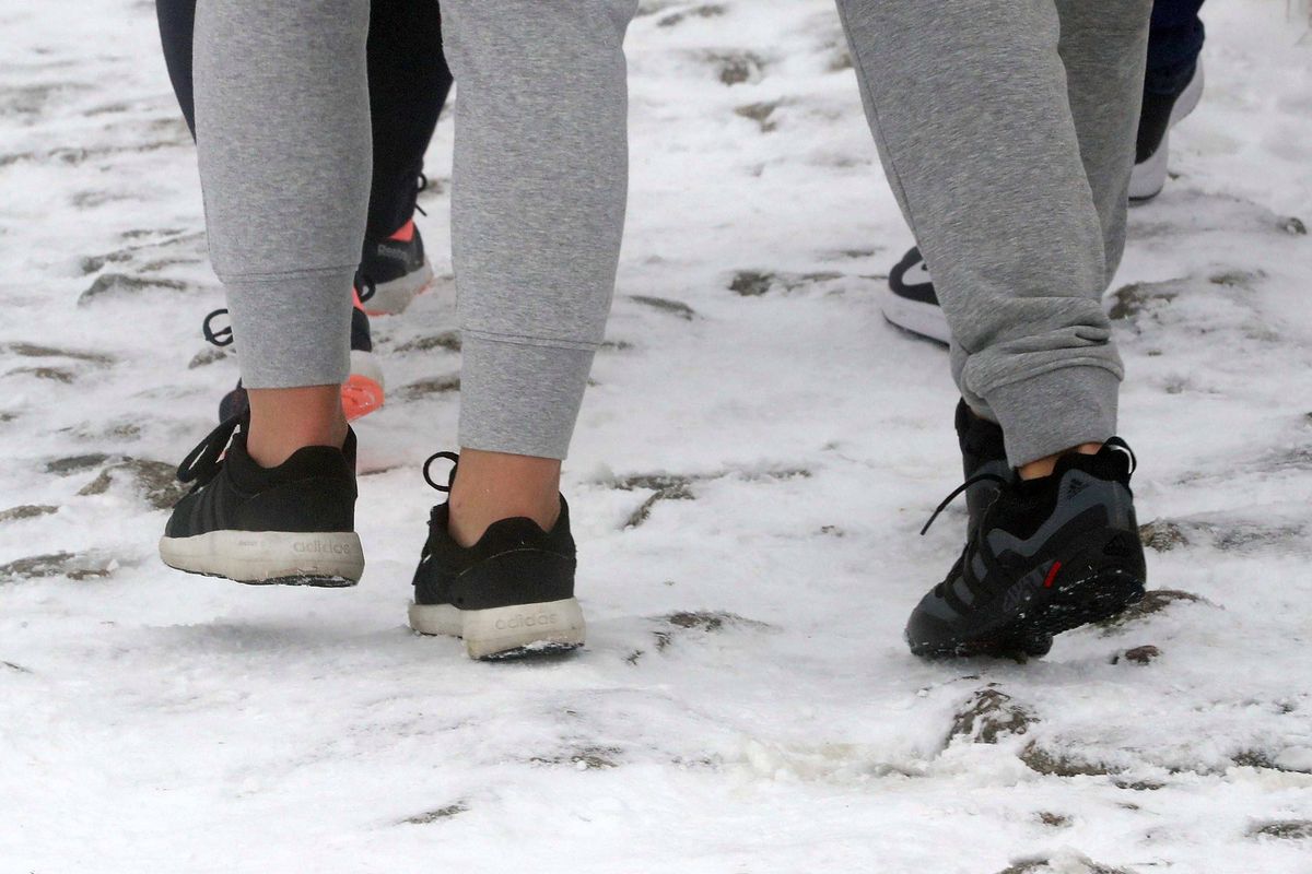 Pogoda w Tatrach zaskoczyła turystów. Zima w pełni, a na nogach adidasy