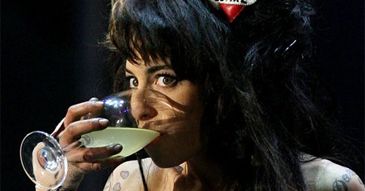 Amy ośmieszyła się przed 90 tysiącami ludzi!