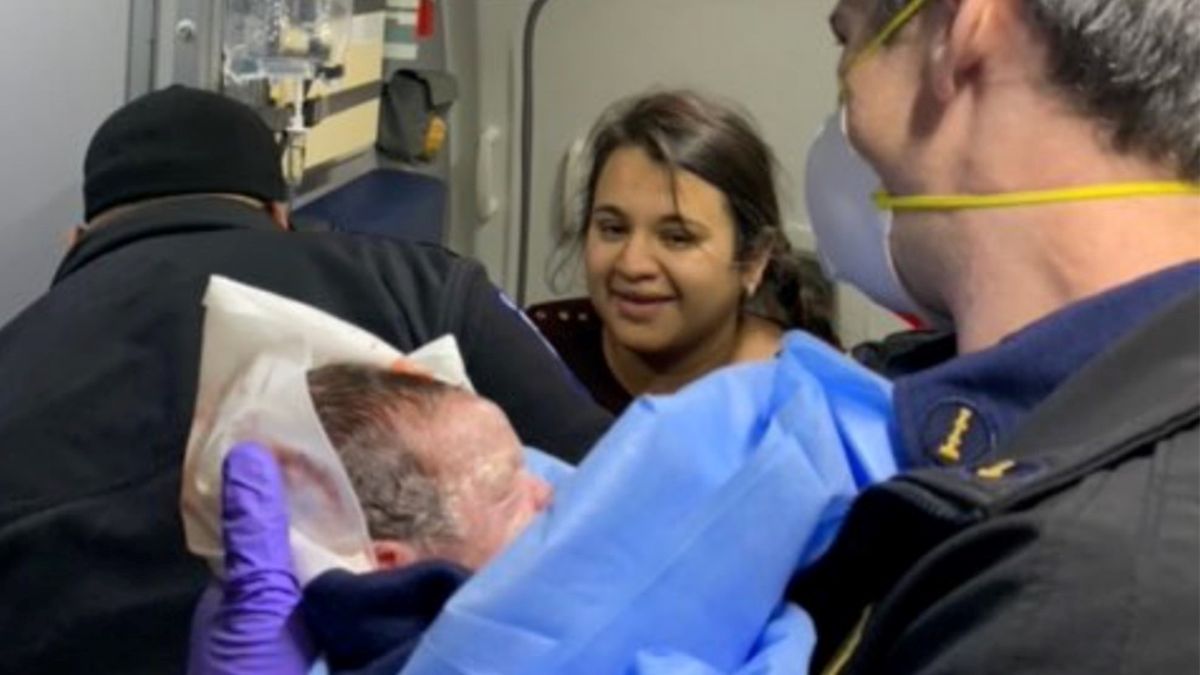 Kobieta zaczęła rodzić w samolocie 